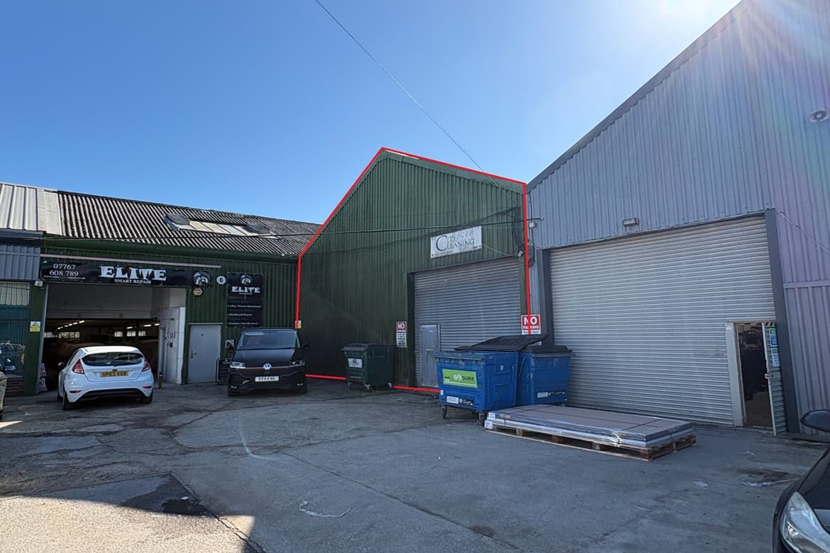 Mid-Terraced Hybrid / Warehouse Unit in Southampton, Hampshire, SO15