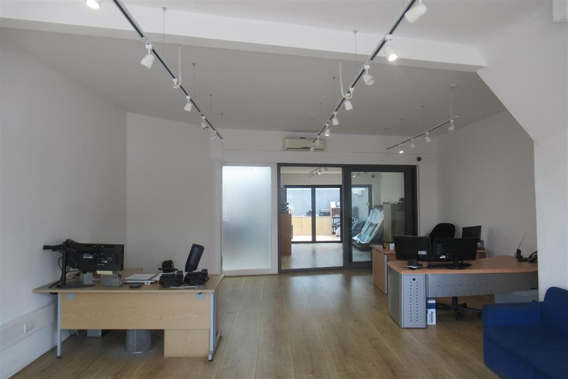 Retail Unit with Flat Above For Sale in Morden, London 2