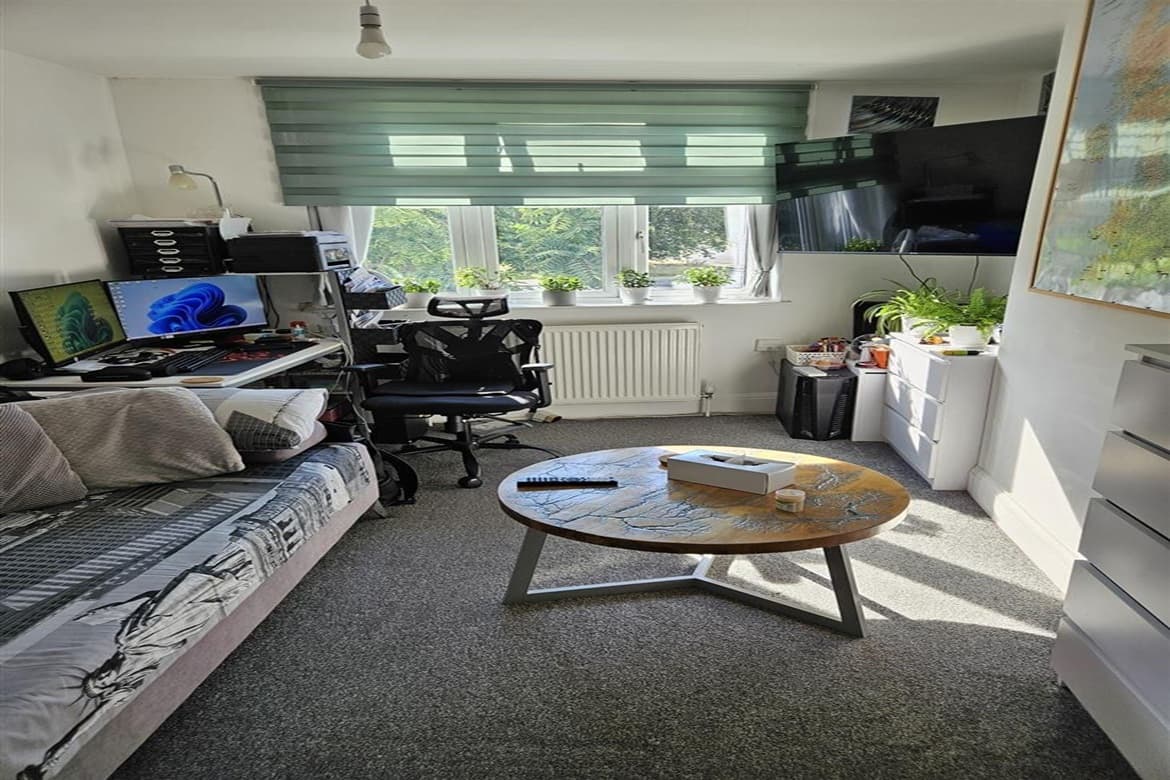 Retail Unit with Flat Above For Sale in Morden, London 3