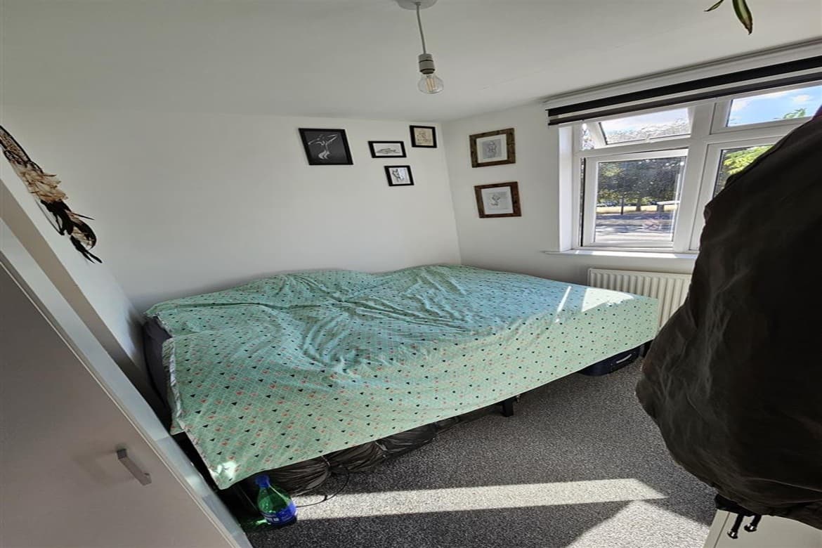 Retail Unit with Flat Above For Sale in Morden, London 4