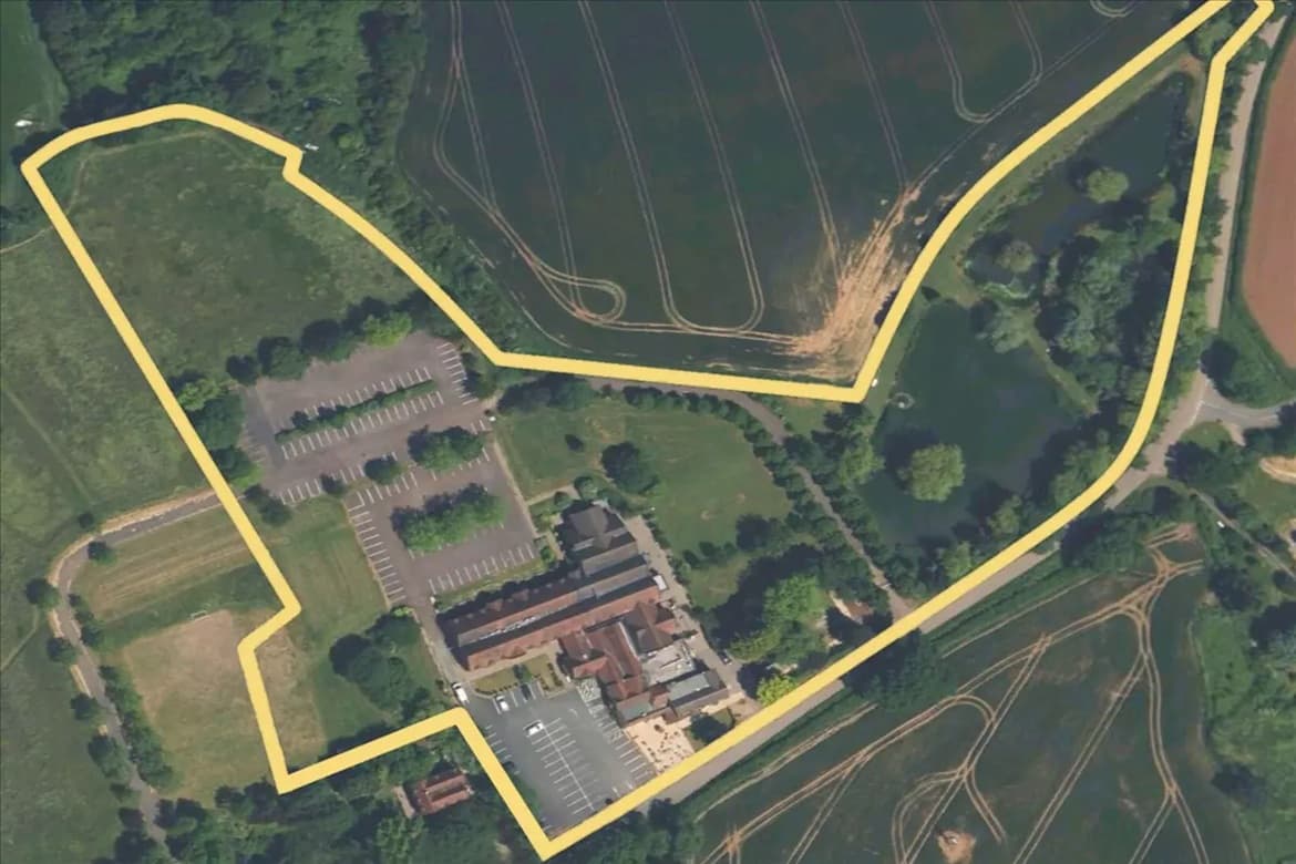 Freehold Hotel with Development Potential For Sale in Worcester, Worcs 4