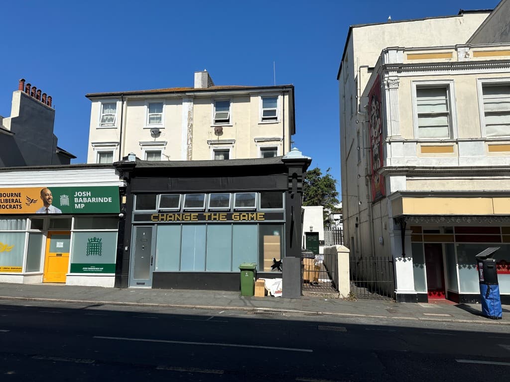 Flat 3, 104 Seaside Road, Eastbourne BN21 3PF: Two-bedroom First Floor Flat In High Street Location