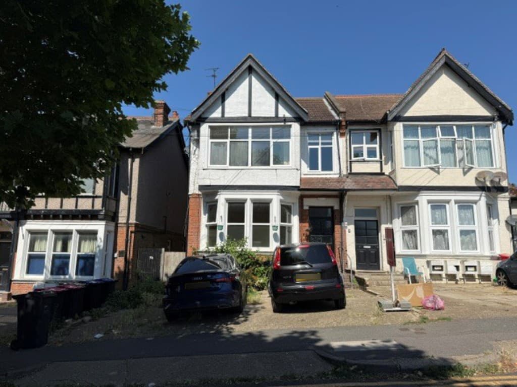 41C Manor Road, Westcliff-on-Sea SS0 7SR: Vacant First Floor Flat For Improvement