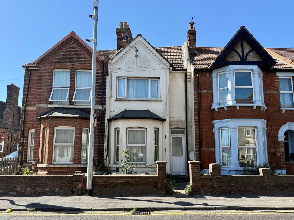 132 Rainham Road, Gillingham ME5 7EL: Pair Of Two-bedroom Flats For Investment