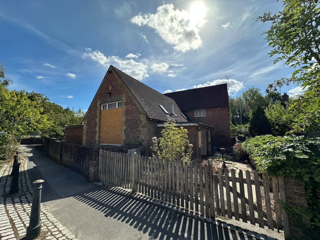 Old Salehurst School, Northbridge Street, Robertsbridge TN32 5PG: Three-bedroom Old School Unit With Potential