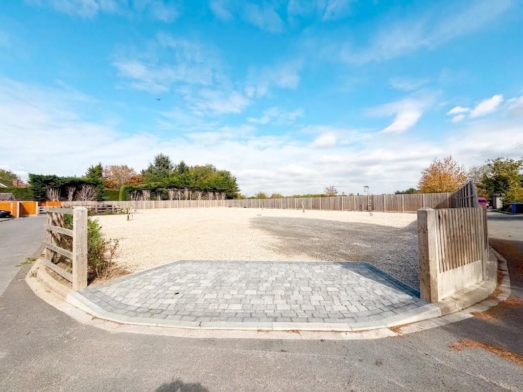 Vacant Land For Sale at Auction in Windsor and Maidenhead, Berks 3