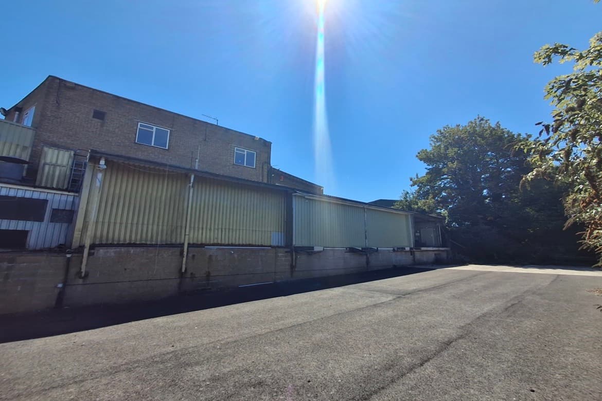 Industrial/Warehouse With Secure Yard For Sale in Coulsdon, Surrey 2